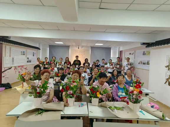 托起夕陽紅，'敬老月'暖意濃 組織文化藝術交流活動，為老年生活添色彩